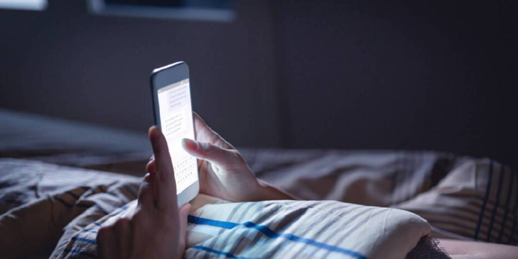 Yatakta telefon, uykuda kabus! Uyku öncesi telefon mesaisi yapanlar dikkat: O soruna davetiye çıkarıyor 1